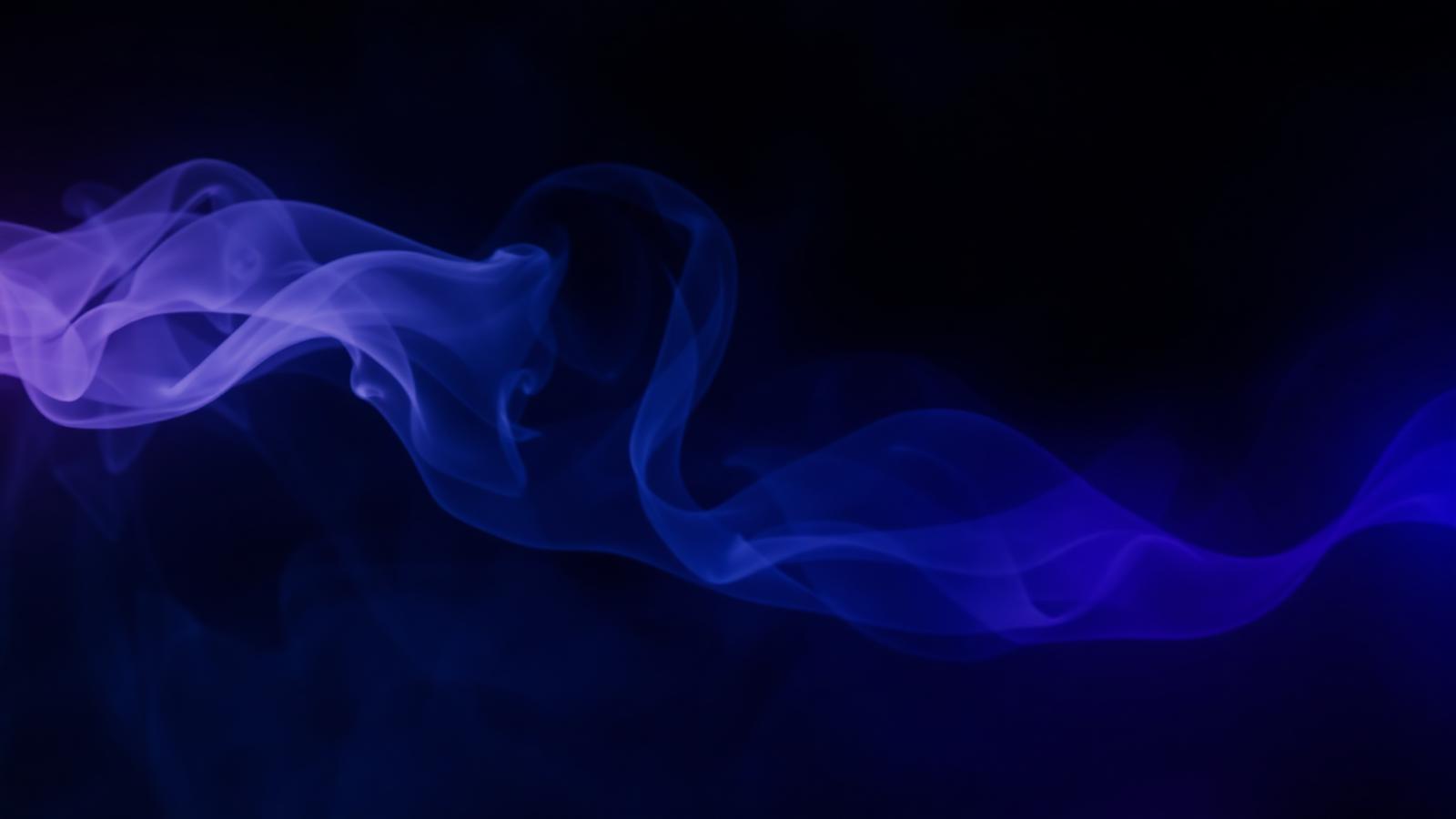 Siyah zemin üzerinde neon ışıklı duman